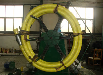 Drilling hoses are made into roll by equipment.