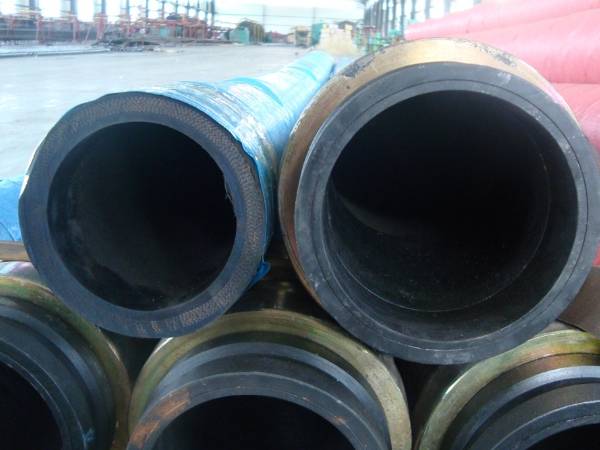 The cross section of reducing rubber hose for concrete is displayed.