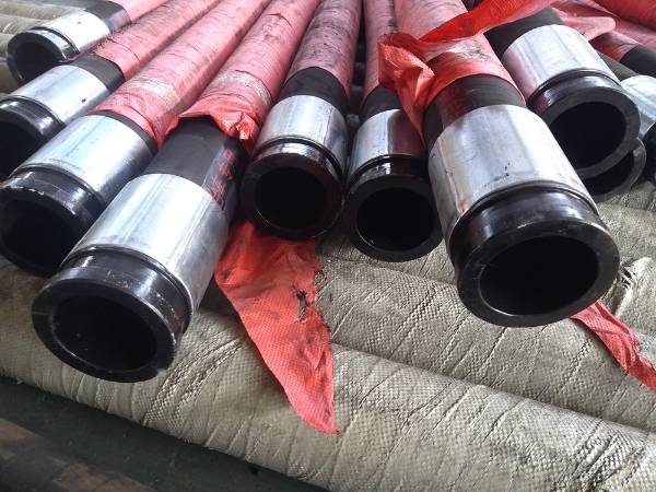 Many reducing rubber hoses for concrete are displayed.