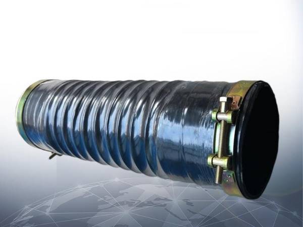 A black rubber telescopic hose is displayed.