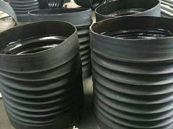 Many black rubber telescopic hoses are displayed.